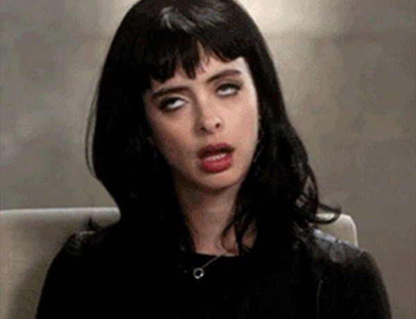 Девушка закапывает глаза