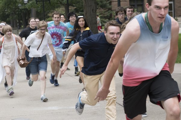 Толпа бежит за человеком