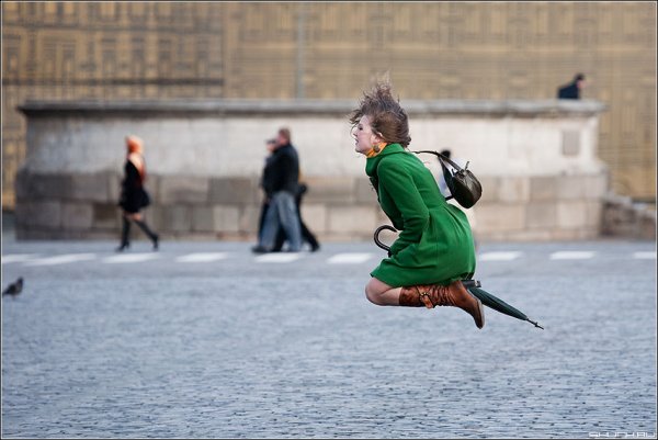 Девушка и сильный ветер