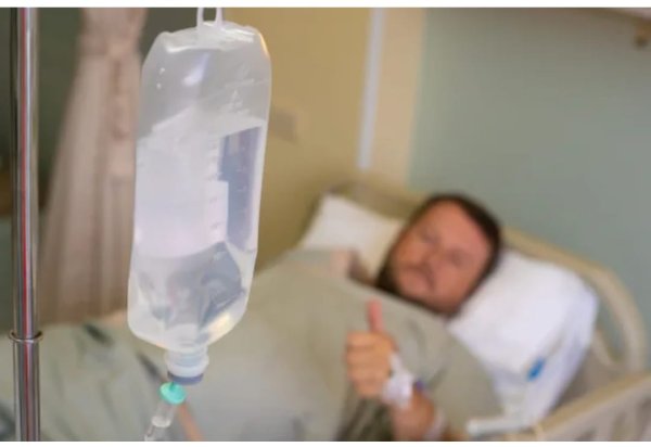 Человек в больнице с капельницей