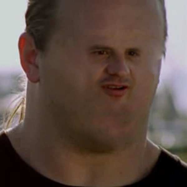 Джордж Corpsegrinder Фишер шея