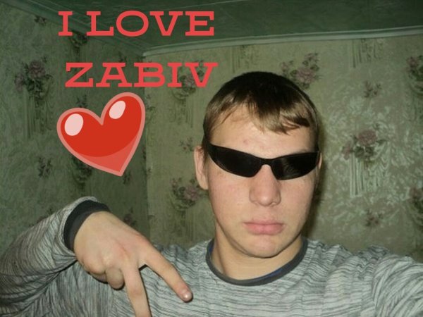 Лысый мужик в очках