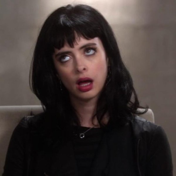 Девушка закатыаае глпща