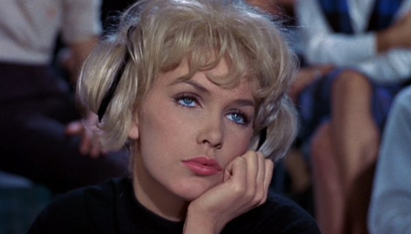 Девушка закатыаае глпща