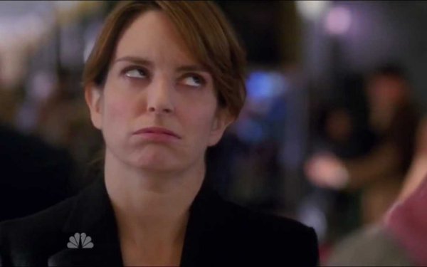 Женщина закатывает глаза