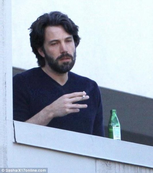 Бен Аффлек с сигаретой