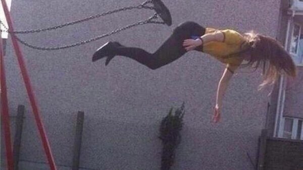 Женщина падает