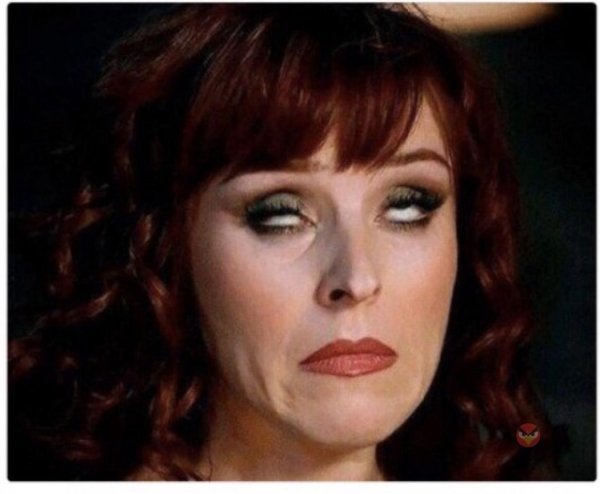 Женщина закатывает глаза