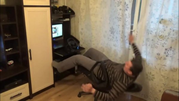 Человек падает со стула