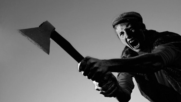 Мужчина с топором