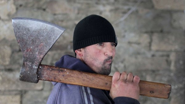 Мужчина с топором