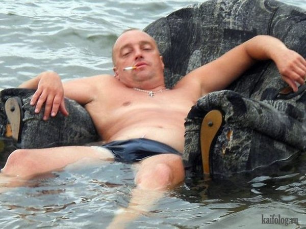 Пьяный мужчина на пляже смешные