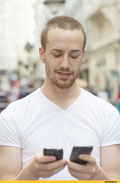 Парень с двумя телефонами