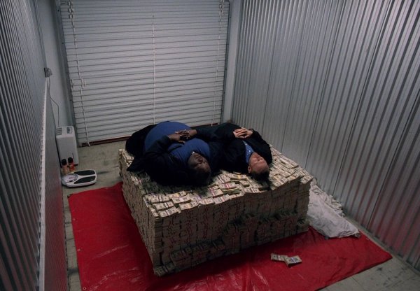 Мужик лежит на деньгах