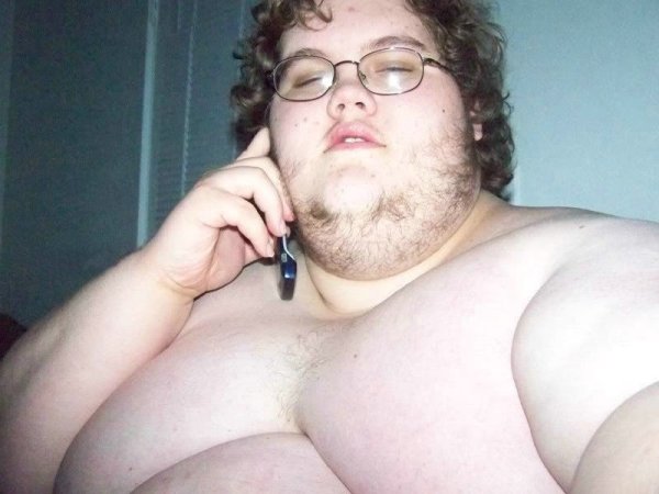 Толстый потный мужчина