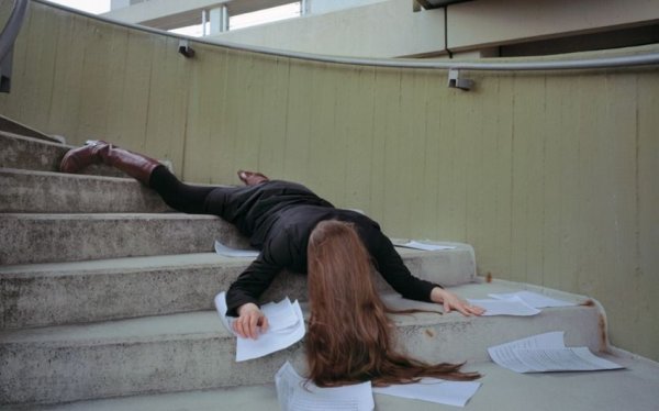 Человек падает от усталости