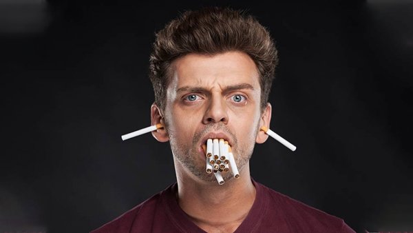 Человек с сигаретой вотрту