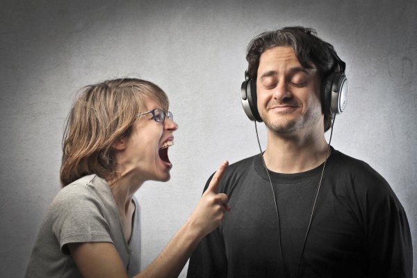 Орущий человек и спокойный