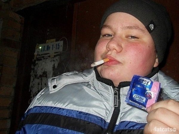 Тупой школьник с сигаретой