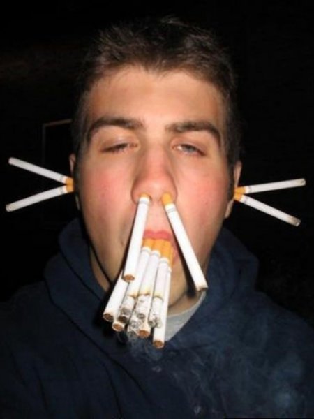 Мужик с сигаретой во рту