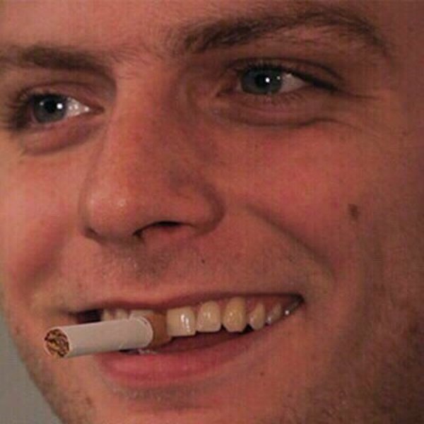 Сигара в зубах