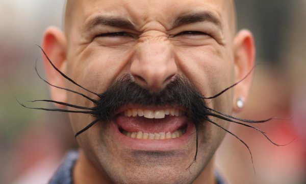 Человек с длинными усами