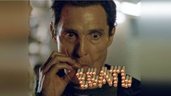 Мужик курит сигару