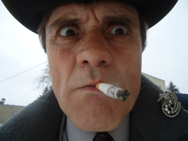 Смешной мужик с сигаретой