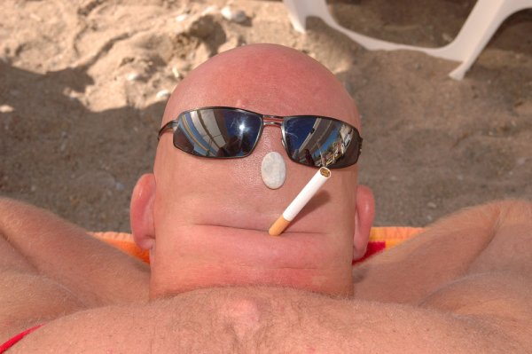 Загорелый мужик в очках