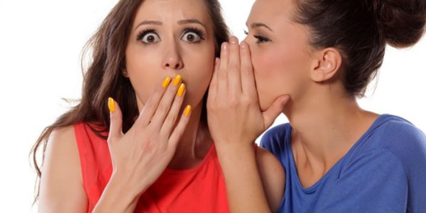 Человек шепчет на ухо