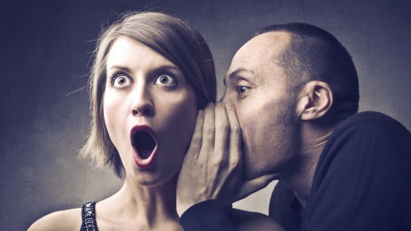 Шепчет на ухо