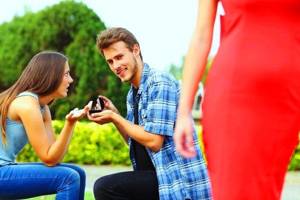 Парень заглядывается