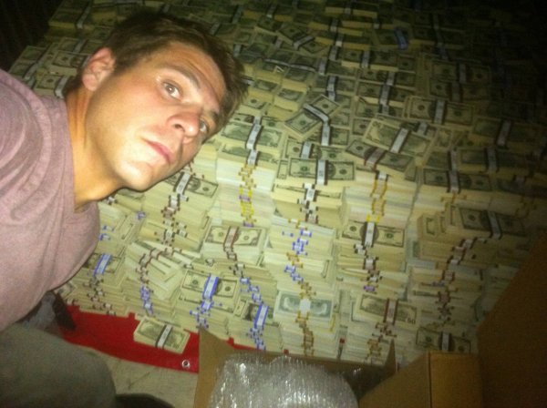 Лежат на деньгах