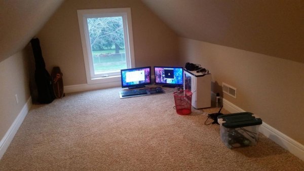 Матрас и компьютер комната