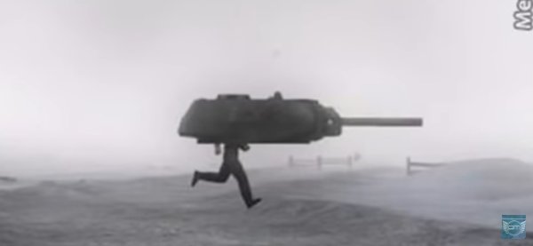 Мужик бежит с башней от танка