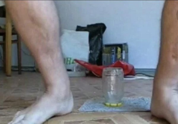 Парень садится на банеу