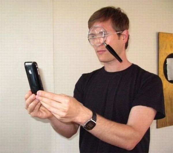 Очкарик с телефоном