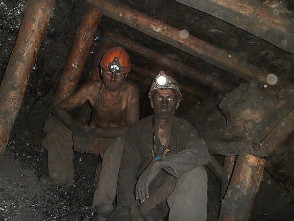 Шахтеры в угольной шахте