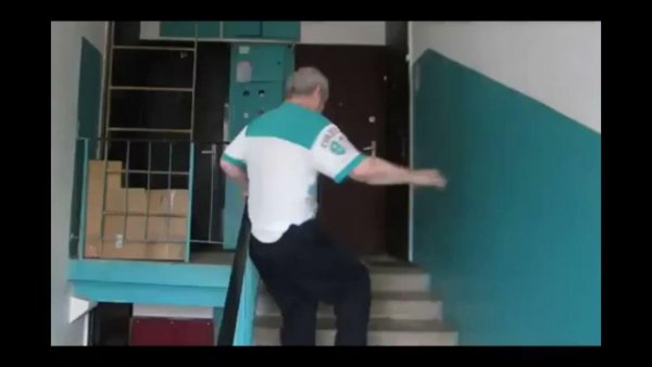 Мужик падает с лестницы