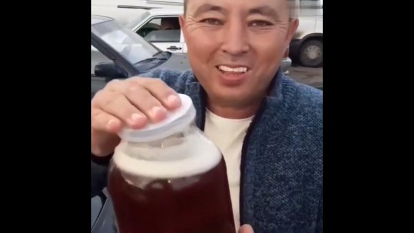 Мужик роняет банку с пивом