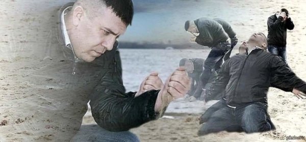 Мужик на пляже с песком