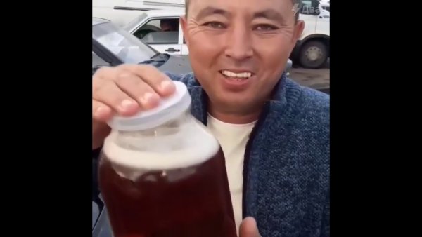 Мужик роняет банку с пивом