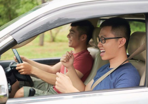 Двое мужчин в авто