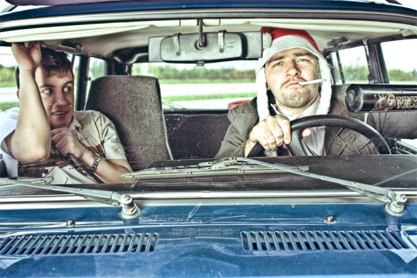 Человек едет в машине