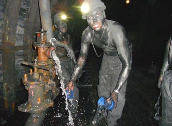 Шахтеры в угольной шахте