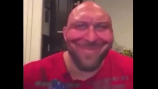 Лысый улыбается и ест чипсы