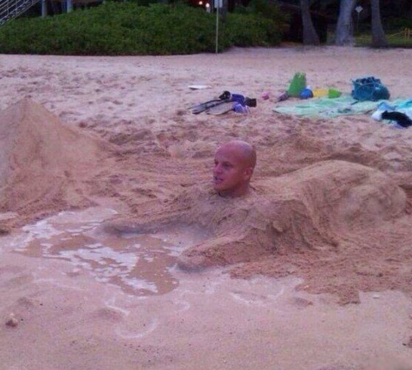 Человек в песке на пляже