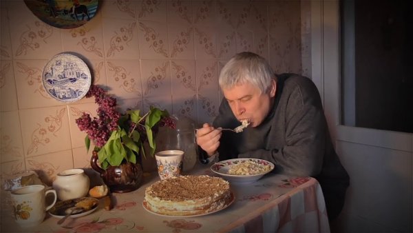 Геннадий Горин грустно ест