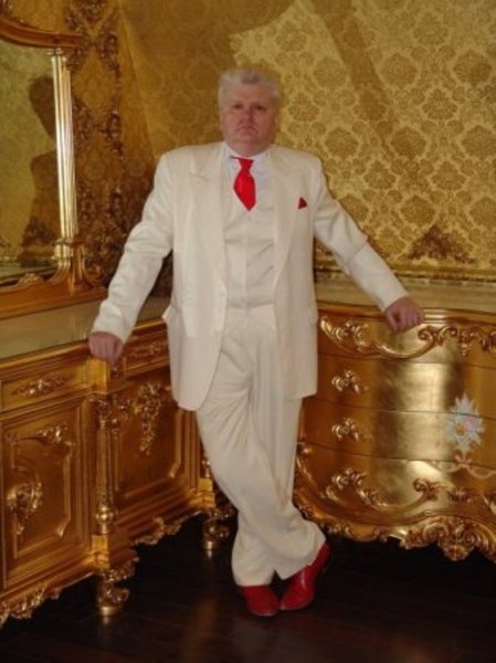 Богатый человек в костюме