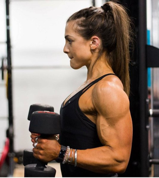 Накаченные женские плечи